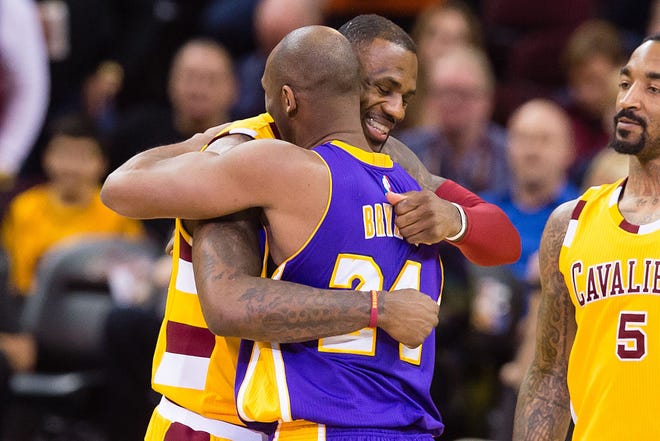 LeBron James y Kobe Bryant se funden en un abrazo.