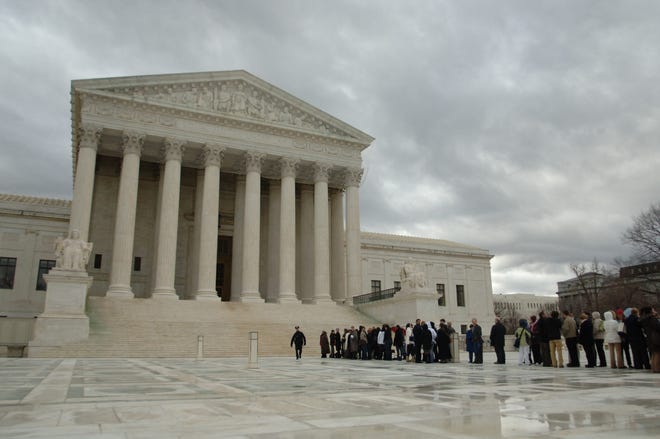 Un grupo de turistas espera para entrar al edificio de la Corte Suprema de EEUUen Washington DC.