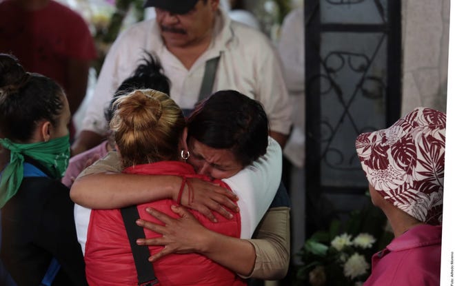 Un ataúd blanco con el cuerpo de la pequeña Fátima fue cargado para que fuera velado en su casa, en la Calle María Dolores Obregón, en la Colonia San Sebastián Tulyehualco, en la Ciudad de México.