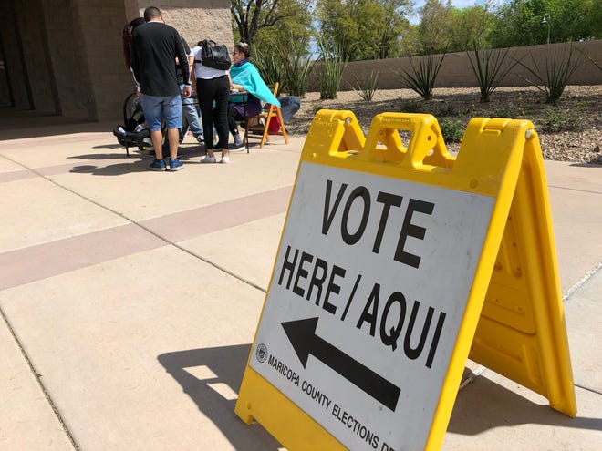 Gente acude a votar a la Casa Municipal de Avondale, AZ.