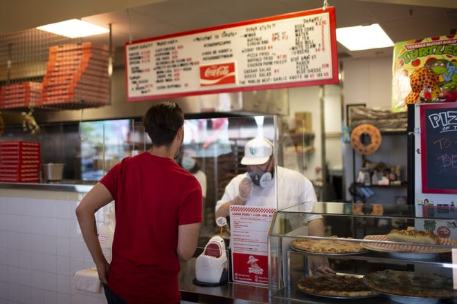 Ziggys Magic Pizza Shop vuelve a abrir sus puertas tras haber permanecido cerrada desde marzo debido al COVID-19. Muchos restaurantes alrededor de Arizona comenzaron a reabrir los servicios gastron ó micos cuando el gobernador de Arizona Doug Ducey levant ó algunas restricciones bajo el bloqueo de COVID-19.
