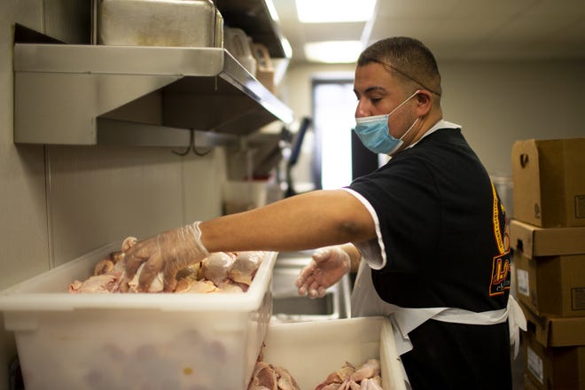Jos é L ó pez prepara pollo en Lo-Lo ' s Chicken & Waffles en Phoenix, Arizona, el 11 de mayo de 2020. Muchos restaurantes alrededor de Arizona comenzaron a reabrir los servicios de comidas cuando el gobernador de Arizona Doug Ducey levant ó algunas restricciones bajo el bloqueo de COVID-19.