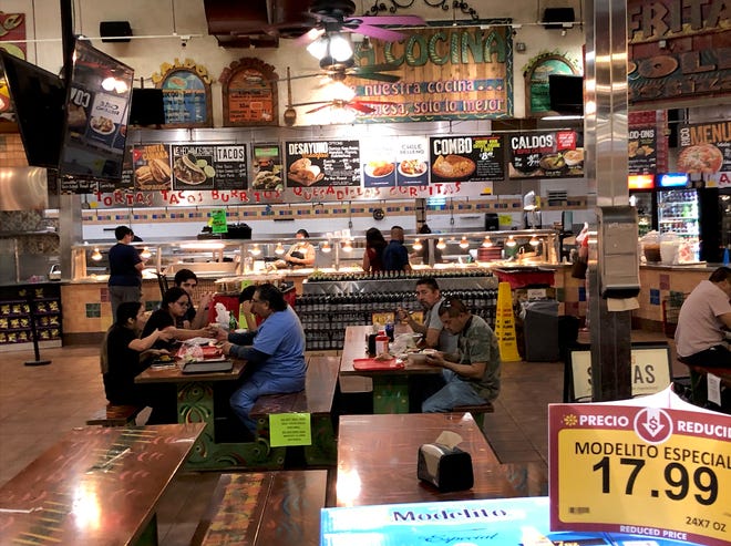 Durante la promoción de 'Taco Tuesday', las mesas de la cocina de Los Altos Ranch Market lucen ocupadas, el 12 de mayo de 2020.