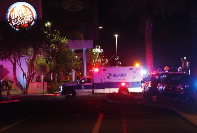 Una ambulancia atraviesa el Westgate Entertainment District en Glendale. Al menos tres personas fueron baleadas el miércoles, según la policía de Glendale. La policía dijo que al menos una persona estaba detenida en relación con el tiroteo.