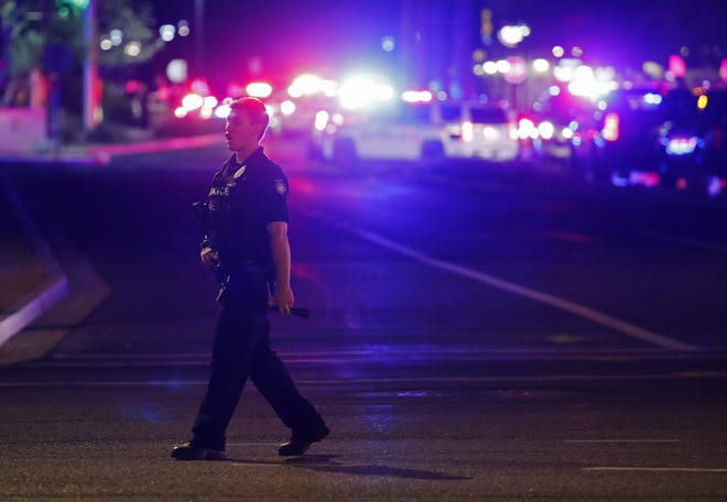 Un oficial de policía de Phoenix ayuda con el control del tráfico en el Westgate Entertainment District en Glendale. Al menos tres personas fueron baleadas el miércoles, según la policía de Glendale. La policía dijo que al menos una persona estaba detenida en relación con el tiroteo.