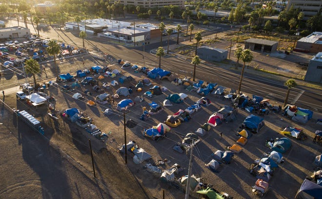 Tiendas de campaña para personas sin hogar se erigen en lotes al oeste del centro de Phoenix el 27 de mayo de 2020.