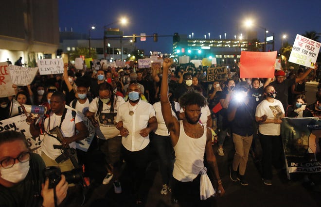 Cientos de personas salieron a la calle en el á rea de Phoenix para exigir justicia por la muerte del afroamericano George Floyd a manos de la polic í a, el 28 de mayo del 2020.