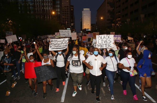 Cientos de personas salieron a la calle en el á rea de Phoenix para exigir justicia por la muerte del afroamericano George Floyd a manos de la polic í a, el 28 de mayo del 2020.
