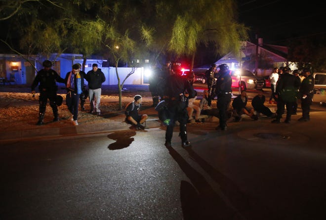 Gente se manifiestan frente al Departamento de Polic í a de Phoenix en el centro la ciudad el 31 de mayo del 2020. La gente exige justicia por George Floyd, asesinado por la polic í a en Minnesota, y Dion Johnson, baleado por un oficial del Departamento de Seguridad P ú blica de Arizona en Phoenix el 25 de mayo.
