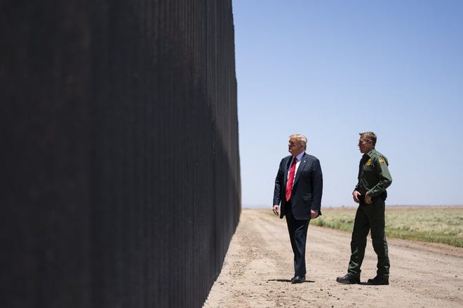Rodney Scott, jefe de la Patrulla Fronteriza, explica al presidente Donald Trump aspectos sobre una sección del muro fronterizo, el martes 23 de junio de 2020, en San Luis, Arizona.