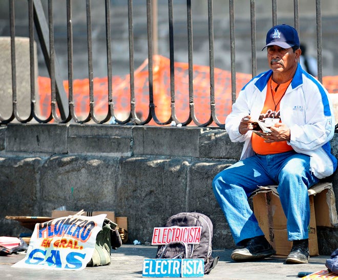 Un obrero de la construcción desempleado ofrece sus servicios en el centro histórico de Ciudad de México.