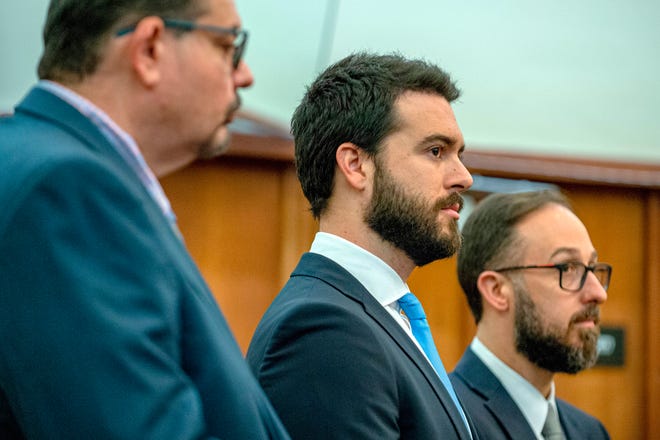El actor mexicano Pablo Lyle (c) acude junto a sus abogados Alejandro Sola (d) y Philip Reizenstein (i) a una audiencia en un tribunal de Miami, Florida.