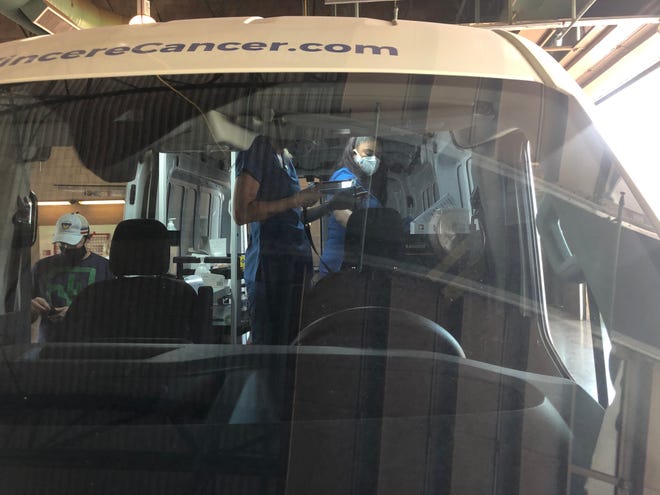 La camioneta de pruebas COVID-19 ofrecerá pruebas virales y de anticuerpos, que serán suministradas por el personal médico capacitado de Vincere. La nueva tecnología fue lanzada en una conferencia de prensa en el Fire Training Academy en South Phoenix el 17 de agosto de 2020.