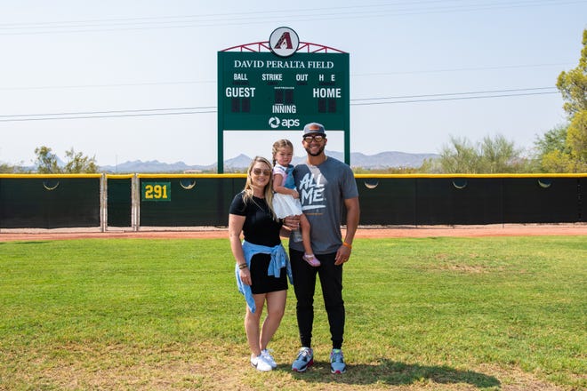 David Peralta su esposa Jordan, y una de sus hijas, Sofía, visitaron las instalaciones deportivas en Wickenburg.