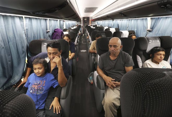 En esta foto de archivo del 18 de julio de 2019 se observa a migrantes en un autobús que el gobierno mexicano consiguió para trasladarlos de un centro migratorio en la ciudad fronteriza de Nuevo Laredo hacia Monterrey, México, después de ser retornados a territorio mexicano por las autoridades de EEUU