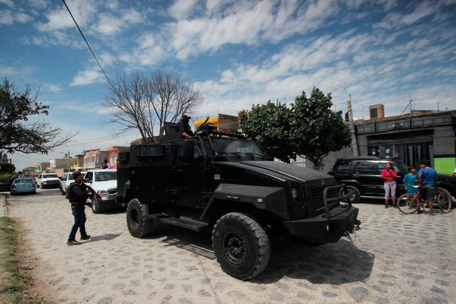 Integrantes de la policía estatal y Fiscalía del Estado de Jalisco, montan un operativo en la colonia las Huertas del municipio de Tlaquepaque, estado de Jalisco (México).