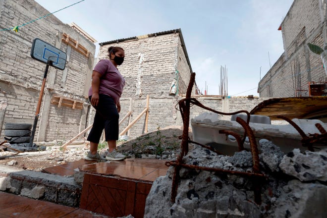 África García Rivas, madre afectada por el sismo ocurrido el 19 de septiembre de 2017, muestra el sitio donde se ubicaba su casa, el lunes 14 de septiembre de 2020 en Ciudad de México.