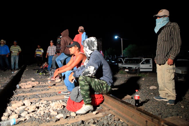Agricultores y pobladores toman las vías del ferrocarril que transporta mercancías de México a Estados Unidos y viceversa, en protesta por el saqueo del agua en las presas de la entidad, hoy en el municipio de Meoqui, en el estado de Chihuahua.