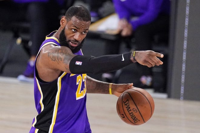 LeBron James de los Lakers de Los Ángeles coordina una jugada durante el partido contra los Nuggets de Denver por los playoffs de la NBA, el sábado 26 de septiembre de 2020, en Lake Buena Vista, Florida.