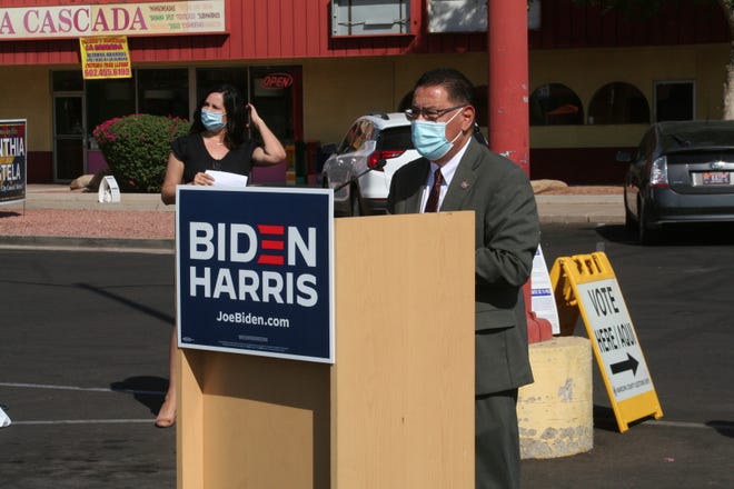 Steve Gallardo de la Junta de Supervisores del Condado de Maricopa, que representa al Quinto Distrito, instó a los arizonenses a ser "Votantes de la Primera Semana".