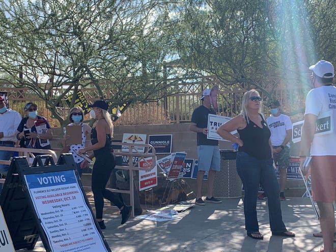 Hubo quejas de un hombre con una máscara de Trump gritando a los votantes de Scottsdale en Florence Ely Nelson Desert Park el 2 de noviembre de 2020.