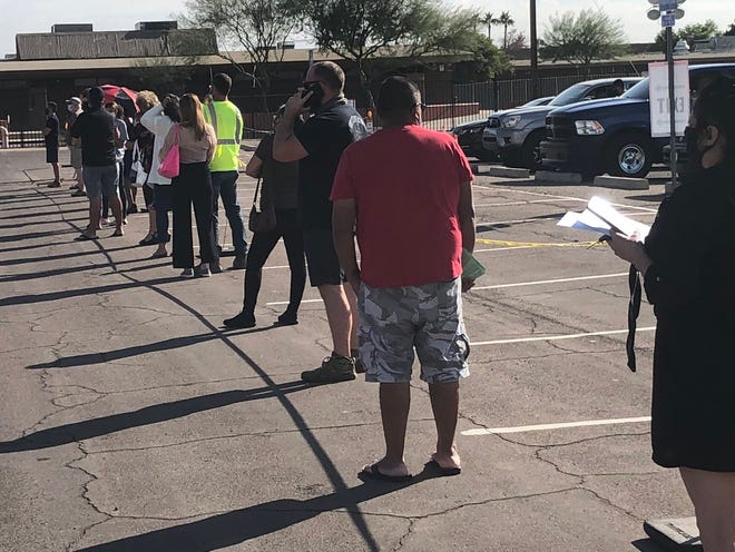 Con tranquilidad y en orden, docenas de personas hacen línea desde temprano en el Esther Angulo Community Center en Tolleson, Arizona para ejercer su voto en estas elecciones.