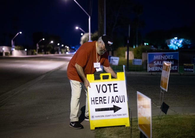 George Klein, un trabajador electoral, coloca carteles de votación el 3 de noviembre de 2020 en el lugar de votación del Museo de Historia de Tempe, 809 E. Southern Ave., Tempe.