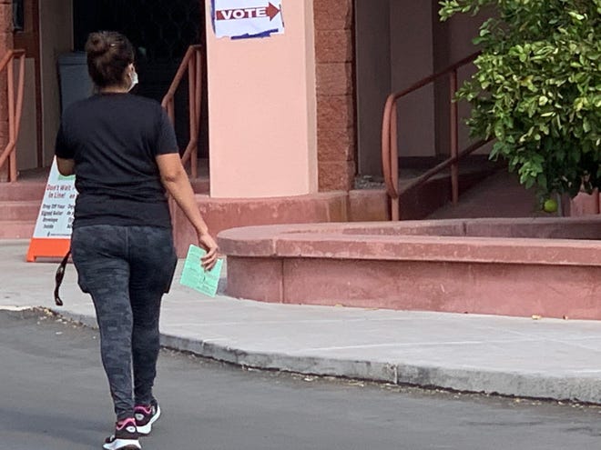 La guatemalteca Olga Kalel entregó hoy su boleta de votación esperando que las cosas mejores. "Sé que la economía está mal por la pandemia, pero esperemos que esto pase y todo tome su rumbo", dice.