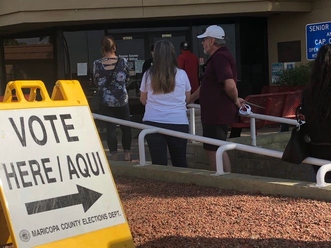 “Es importantísimo que los latinos votemos y marquemos una diferencia en estas elecciones, ya es hora”, dijo Martha Higuera quien desde temprana hora asistió a votar al centro comunitario de Tolleson, Arizona.