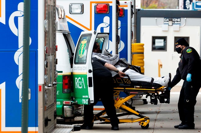 Los paramédicos llevan a un paciente a la sala de emergencias del Maimonides Medical Center en Brooklyn, Nueva York, EE.UU.
