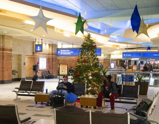 Los viajeros esperan sus vuelos en la Terminal 4 del Aeropuerto Internacional Phoenix Sky Harbor.