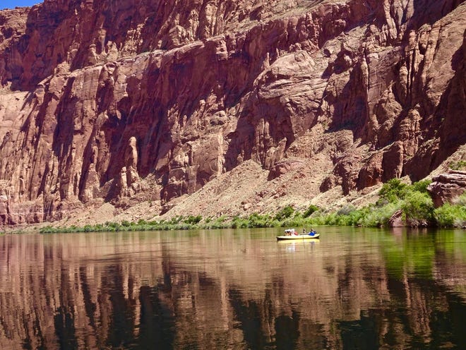 Los kayakistas pueden marcar su propio ritmo a través de Glen Canyon, remando cuando lo deseen o simplemente a la deriva con la corriente.