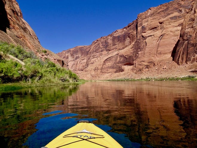 Kayak Horseshoe Bend ofrece servicio de regreso por el río Colorado y alquiler de kayak, lo que hace que la flotación de Glen Canyon sea una excursión fácil.