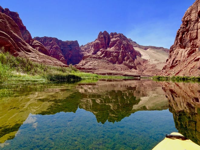 Los kayakistas a través de Glen Canyon disfrutan de un paisaje impresionante.