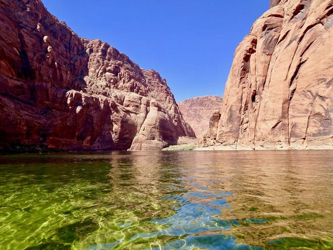 El viaje a lo largo del río Colorado desde Glen Canyon Dam hasta Lees Ferry es todo agua plana.