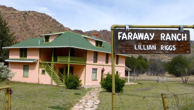 Los recorridos de Faraway Ranch, una granja de la década de 1880 en el Monumento Nacional Chiricahua, se realizan de jueves a domingo cuando el personal lo permite.