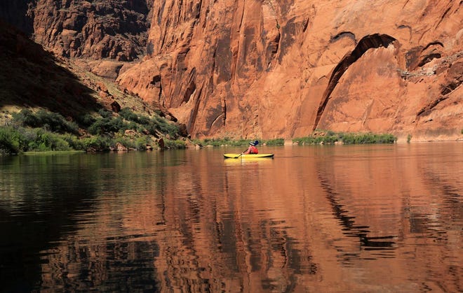 Navegar en kayak por Glen Canyon es un viaje inolvidable y es ideal incluso para los principiantes.