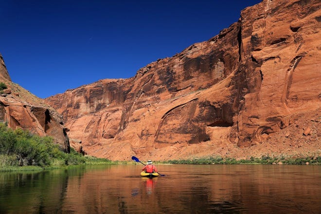 No se necesita experiencia para navegar en kayak por las aguas planas del río Colorado entre la presa Glen Canyon y Lees Ferry.