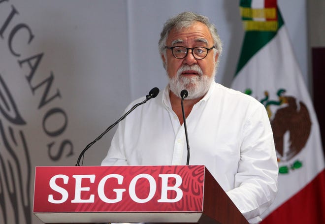 El subsecretario de Gobernación de México, Alejandro Encinas, ofrece una rueda de prensa en Ciudad de México.