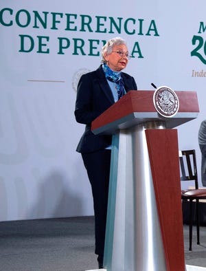 Fotografía cedida por la presidencia de México, de la secretaria de Gobernación, Olga Sánchez Cordero, mientras ofrece una rueda de prensa hoy, en el Palacio Nacional de Ciudad de México.