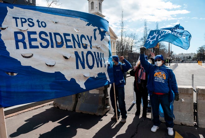 Activistas y ciudadanos con estatus de protección temporal (TPS) marchan a lo largo de la calle 16 hacia la Casa Blanca en un llamamiento para que el Congreso y la administración Biden aprueben una legislación de reforma migratoria el 23 de febrero de 2021 en Washington, DC.