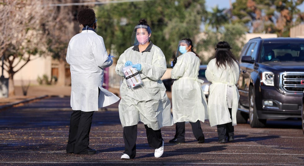 Voluntarios llevan a cabo la prueba por el COVID-19 antes de administrar la vacuna contra el virus, el 13 de marzo de 2021 en el Cortez Park en Phoenix.