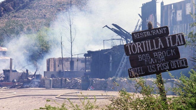 El puesto de avanzada de Tortilla Flat, en Apache Trail al este de Canyon Lake, fue destruido por un incendio el 21 de abril de 1987. La atracción turística consistía en un bar y una tienda general y era conocida por los numerosos billetes de dólar que los clientes habían pegado a las paredes.