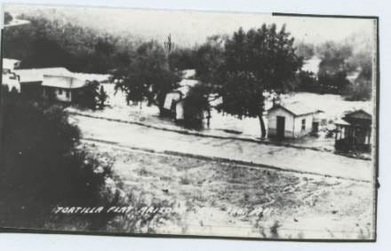 Tortilla Flat durante la inundación repentina de 1943 que destruyó la ciudad original.