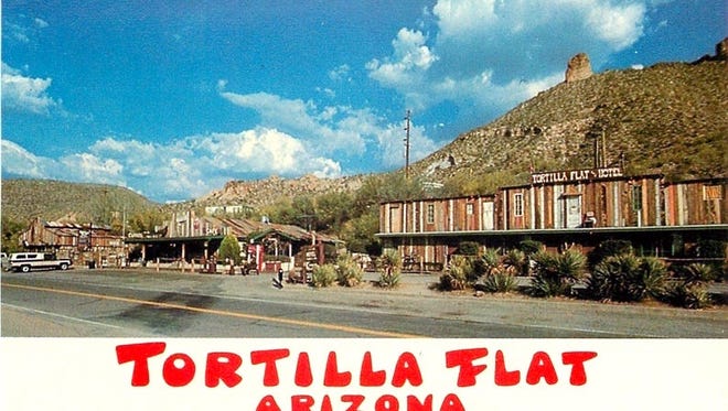 A principios de la década de 1960, cuando se vendió esta foto de postal, Tortilla Flat había pasado de ser una parada escénica de principios de siglo y un punto de suministro a lo largo del Apache Trail a una popular parada turística que ofrece comida, alojamiento y otros servicios.