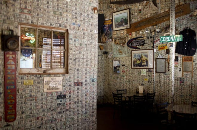 Los billetes de un dólar cubren las paredes y el techo del Superstition Restaurant & Saloon en Tortilla Flat el 26 de febrero de 2021.