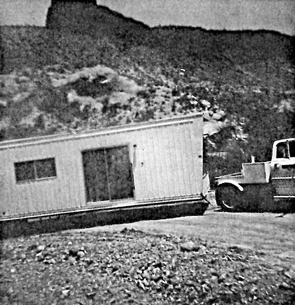 Residentes de Tortilla Flat mudan su casa colina arriba.