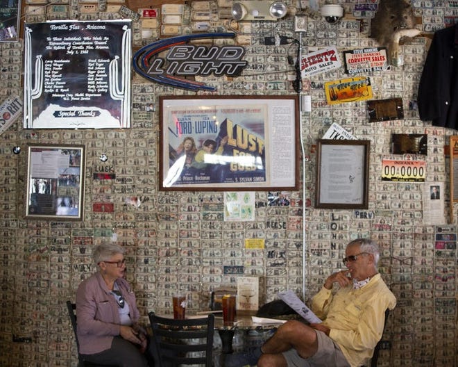 Nancy Clark (izquierda) habla sobre qué pedir para el almuerzo con su esposo Stew Clark (derecha) en el Superstition Restaurant & Saloon en Tortilla Flat el 26 de febrero de 2021.