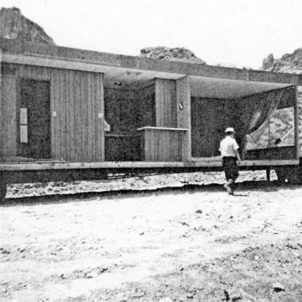 Los residentes de Tortilla Flat en las décadas de 1940 y 1950 trasladaron sus casas a un terreno más alto para protegerse de las inundaciones repentinas.