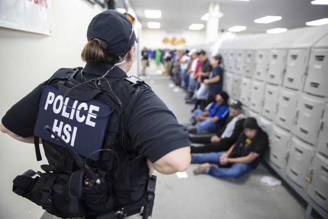 Archivo -- Esta imagen publicada por el Servicio de Inmigración y Aduanas de Estados Unidos (ICE) muestra a un oficial de Investigaciones de Seguridad Nacional (HSI) vigilando a presuntos extranjeros indocumentados el 7 de agosto de 2019.